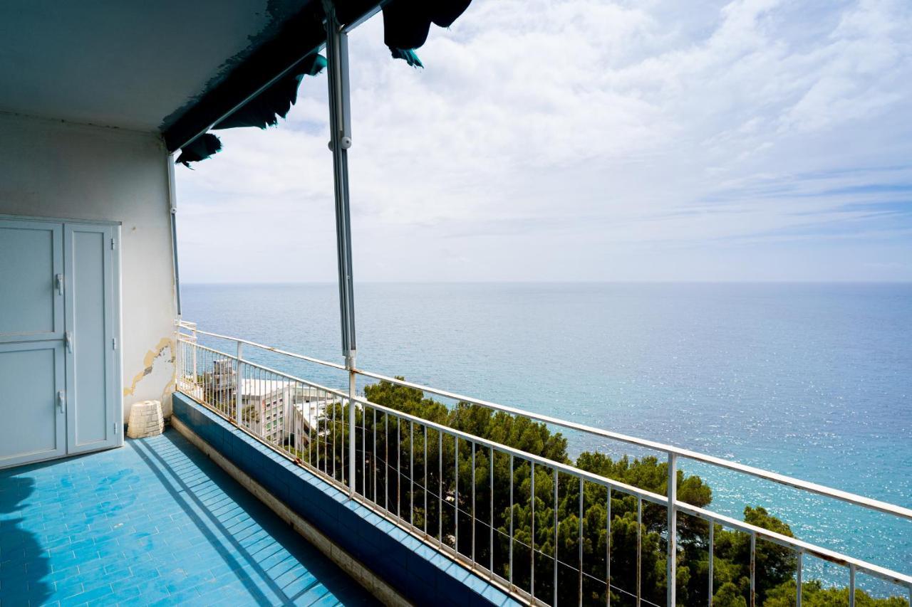 Appartamento Vista Mare Con Due Camere - Two-Bedroom Apartment With Sea View Sanremo Dış mekan fotoğraf